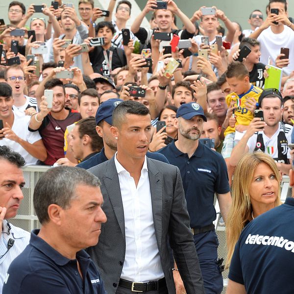 Cristiano Ronaldo med supportrar när han anländer till Turin.