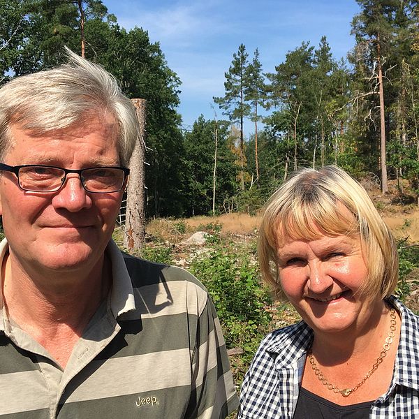 Erik och Monika Petré har ett skogsbruk i Frövi och är oroliga för det alltmer extrema vädret och tycker att klimatförändringarna inte tas på allvar.
