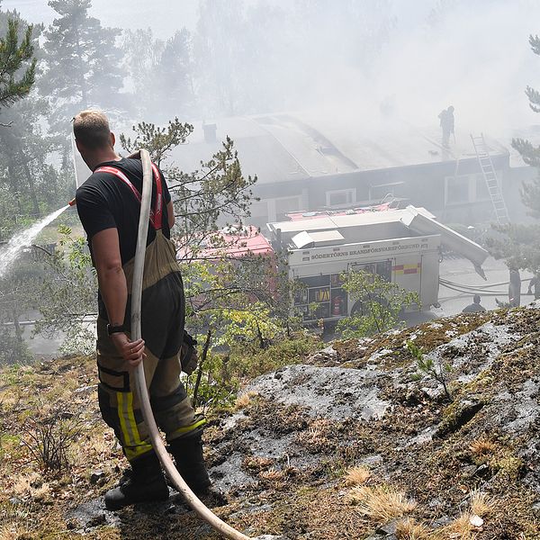 Brandman som släcker brand