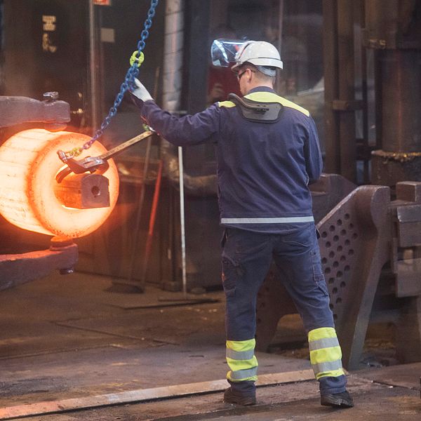 Ett stycke glödgat stål formas till en del som skall bli en del av ett lager i ett vindkraftverk på Ovako stålverk i Hofors.