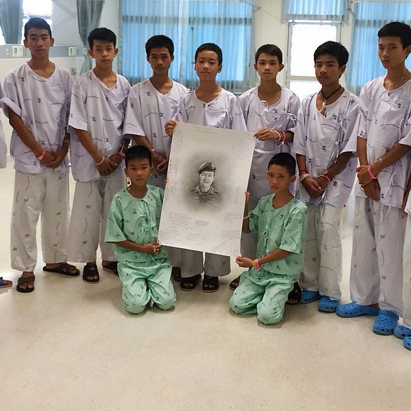 Pojkarna som fastnade i grottan i Thailand visas upp på sjukhuset.