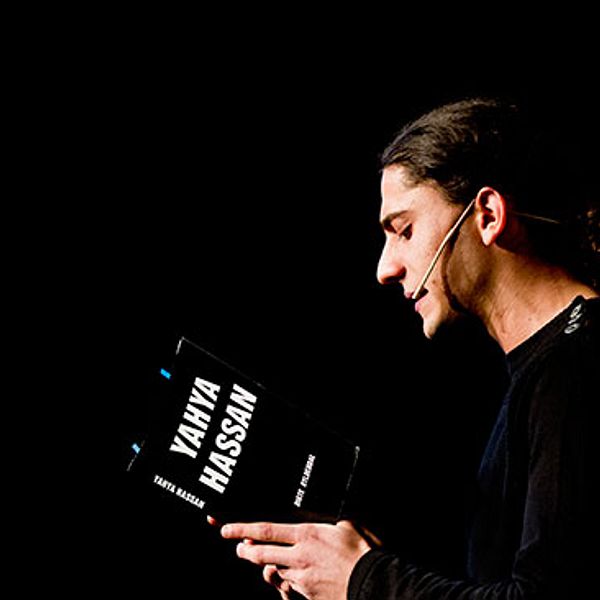 Yahya Hassan under en diktuppläsning på Litteraturhuset i Oslo.