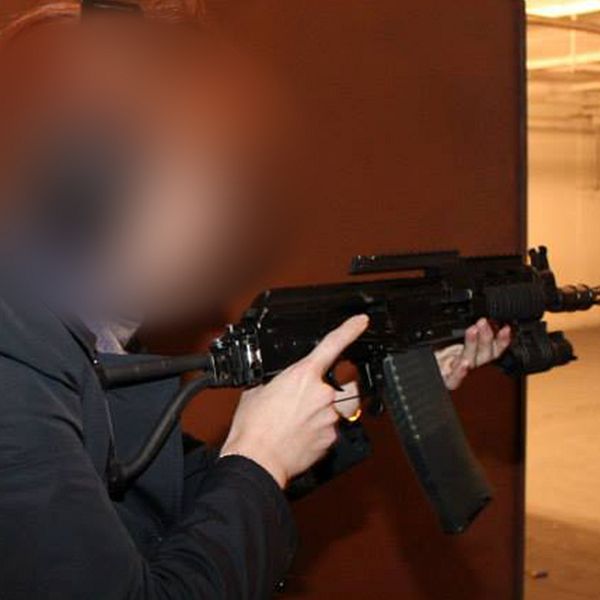 Den misstänkta kvinnan provskjuter ett vapen på en bild på sin Facebooksida.