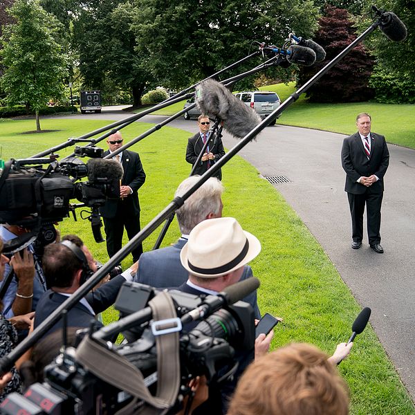 USA:S president Donald Trump på Vita husets gräsmatta framför ett pressuppbåd.