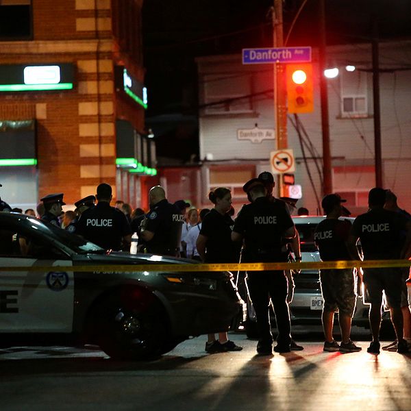 Polisen i närheten av där flera personer skadats i en skottlossning i Toronto, Kanada.