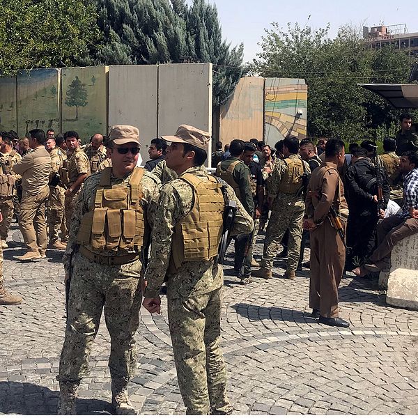 I Erbil i norra Irak har säkerhetsstyrkor omringat regeringsbyggnaden där beväpnade män tog sig in på måndagsmorgonen.