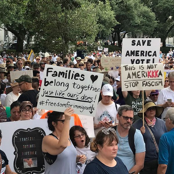 Folkmassa protesterar mot separationen av av barn från föräldrar som immigerar illegalt till USA
