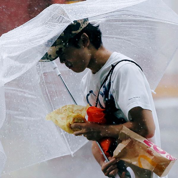 En fotgängare brottas med sitt paraply i huvudstaden Tokyo.