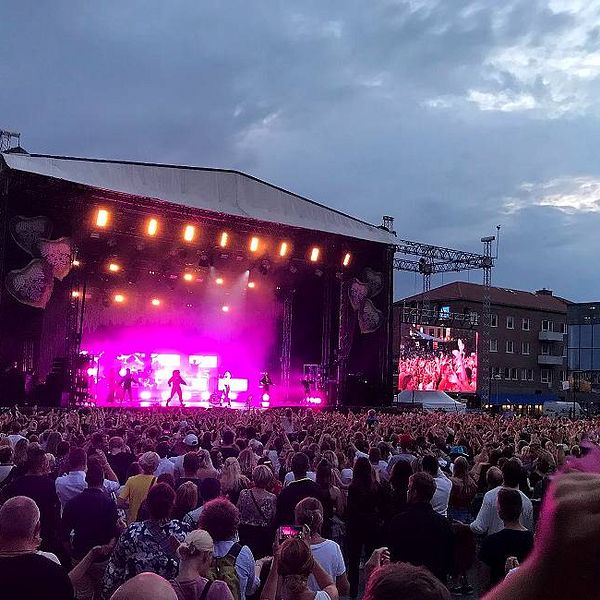 Zara Larsson uppträder inför en stor folkmassa på stortorget, Östersund.