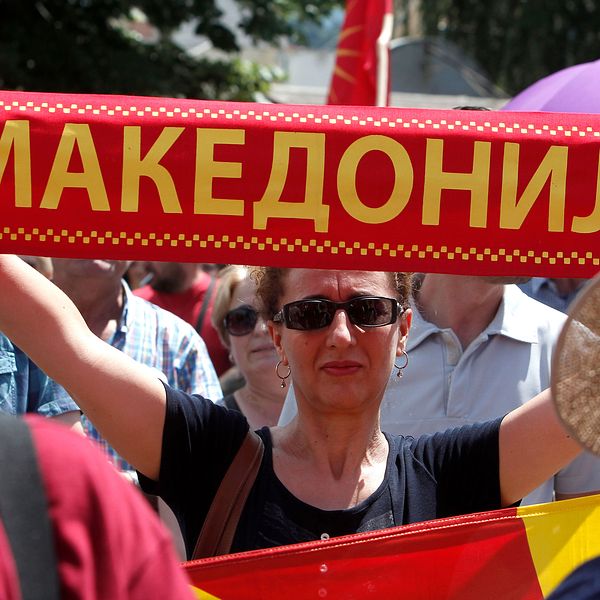 Demonstranter i Bitola i södra Makedonien protesterar mot det nya namnförslaget.