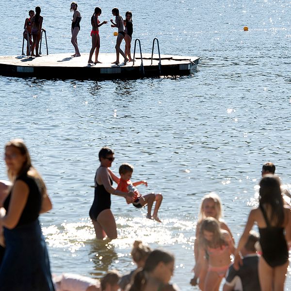 Folk som badar vid Tantobadet på söder i centrala Stockholm.