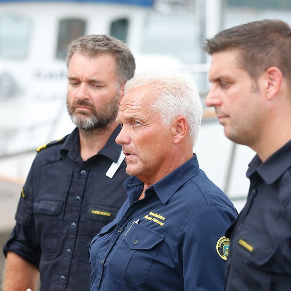 Brandmästare Jörgen Svensson med Henrik Smitterberg och Kustbevakningen och Patrik Lindén.