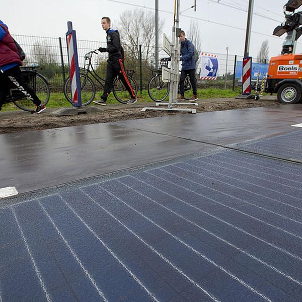 I Nederländerna har man testat med solpaneler som vägbeläggning på cykelbanor och i Kina på motorvägar.