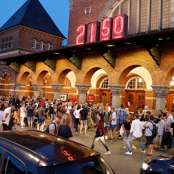 Köpenhamns centralstation fick stängas av i flera timmar när polisen letade efter den terrormisstänkte mannen.