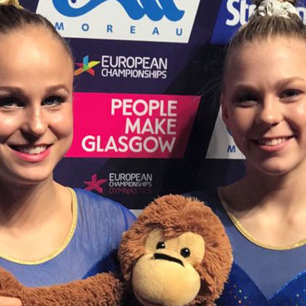 Final kan hägra för gymnasten Jonna Adlerteg (tv) som är tillbaka på allvar efter några svåra år. ”Det känns lite som en revansch”, säger hon och strålade ikapp med mästerskapsdebutanten Jessica Castles.