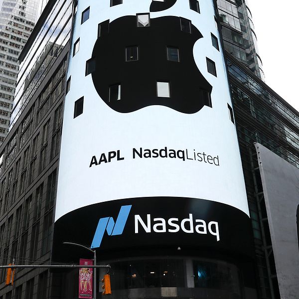 En skärm visar Apples logga på Nasdaq-bösen i New York.