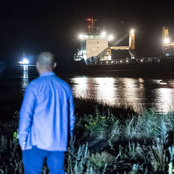 Bogserbåtar på plats vid det 130 meter långa fartyget som gått på grund utanför Råå vallar sent på fredagskvällen