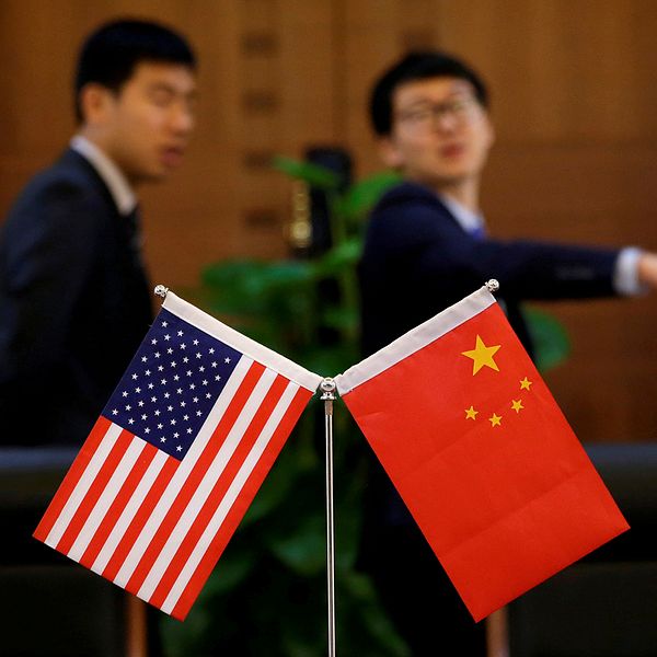 Kinesiska och amerikanska flaggan.