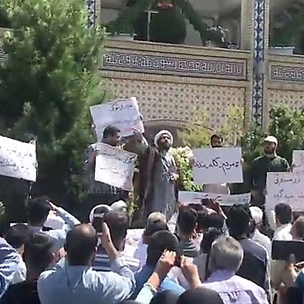 Protester utanför en moské i Mashhad i Iran.