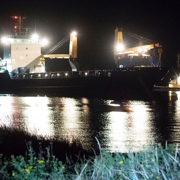 Det 130 meter långa lastfartyget gick på grund utanför Bulkhamnen i Helsingborg i fredags kväll.