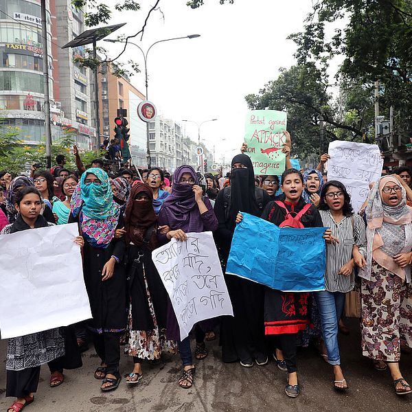 Unga människor protesterar mot den utbredda korruption som lett till trafikkaos i huvudstaden Dhaka.