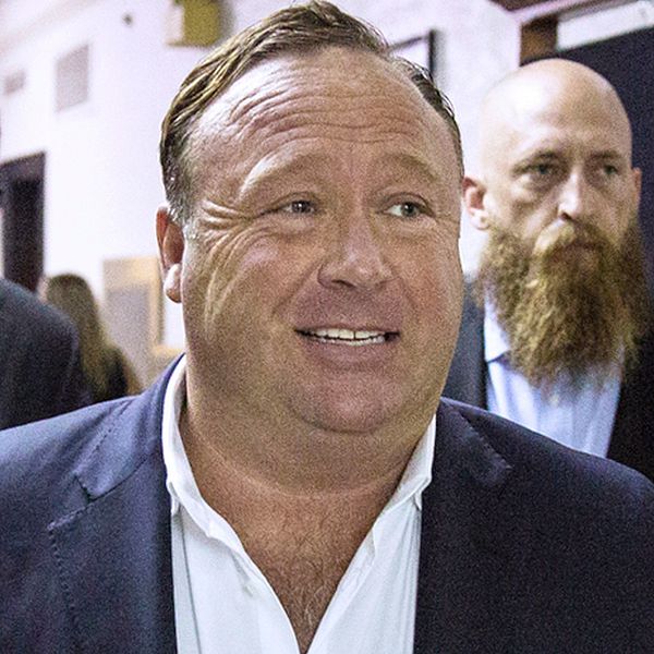 Facebook och Apple agerar mot Alex Jones, grundare av den högerextrema hemsidan ”Infowars”.