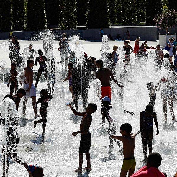 I Paris svalkade sig folk i en fontän i Parc André Citroën under helgens värmebölja.