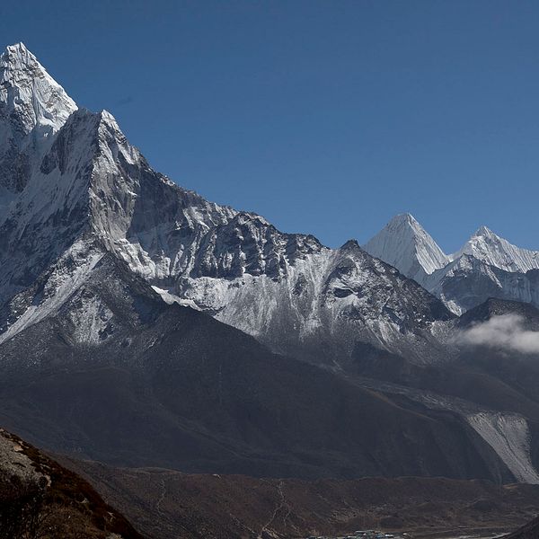 En klättrare tar en paus på väg upp på Mount Everest och tittar på utsikten.