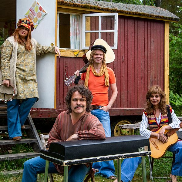 Kakan Hermansson, Erik Haag, Lotta Lundgren och Olof Wretling prövar livet som popgrupp i SVT:s nya serie Bandet och jag