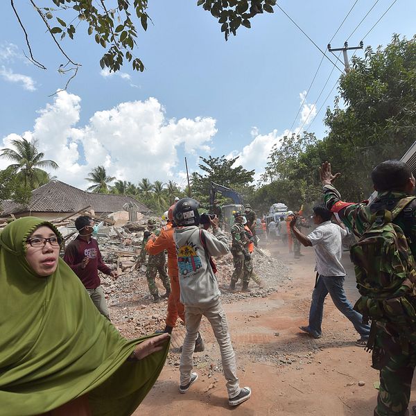 Människor reagerar på efterskalvet på Lombok i Indonesien.