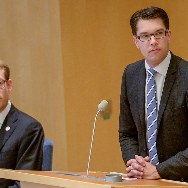 I riksdagen. Sverigedemokraternas partiledare Jimmie Åkesson och Tobias Billström (M) till vänster.