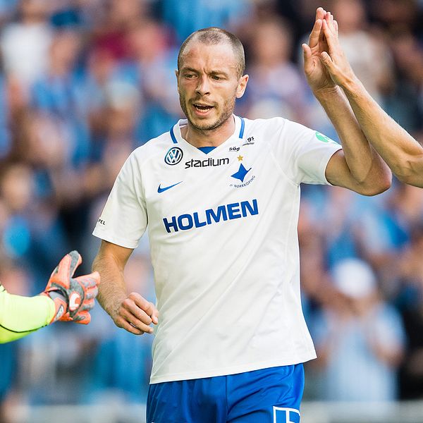 Norrköpings Jon Gudni Fjoluson (mitten) jublar med målvakten Isak Pettersson samt Andreas Johansson.