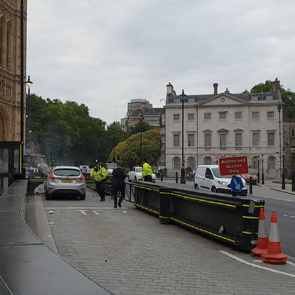 Bilen kraschade in i barrikaderna vid brittiska parlamentet.