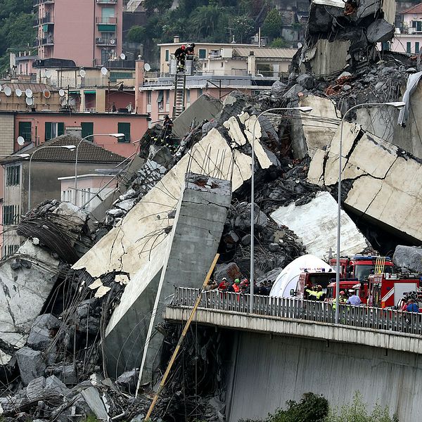 Rasmassor i Genua efter att Morandibron kollapsat.
