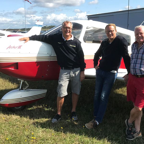 Från vänster: Janne Andersson (ställföreträdande flygchef för FFK i Halland), Patrik Carlsson (pilot i Varberg) och Lennart Persson (samordningsansvarig för brandflyget i Halmstad). Här står de på flygfältet i Halmstad.