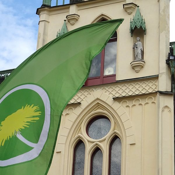 Miljöpartiets logotype på flaggat framför rådhuset i Örebro