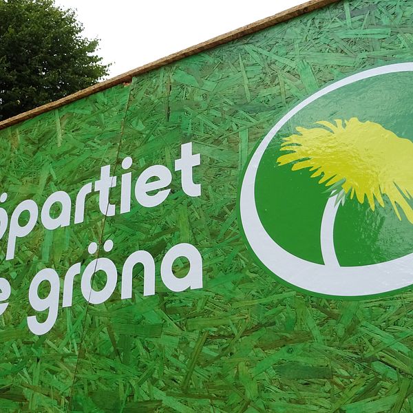 Miljöpartiets logotype på valstuga på Stortorget i Örebro