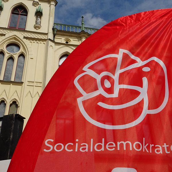 Socialdemokraternas logotype på flagga framför rådhuset i Örebro