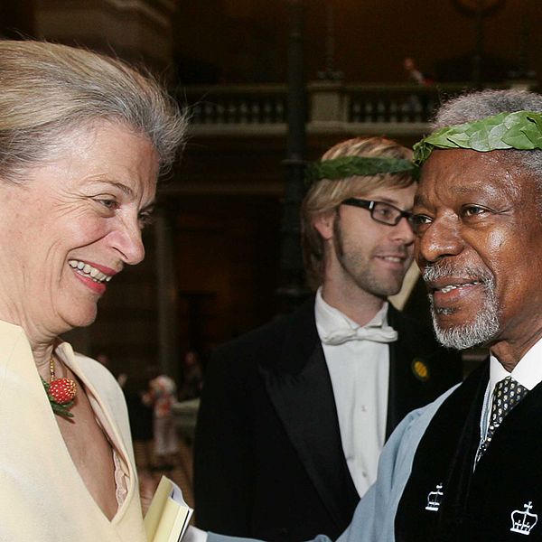 Kofi Annan och hans fru Nane i Uppsala 2007 när Annan promoverades till hedersdoktor till Carl von Linnés minne vid Uppsala universitet. Arkivbild.