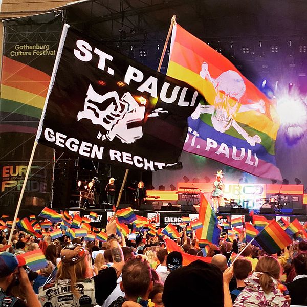 Prideparaden väl framme på Götaplatsen.