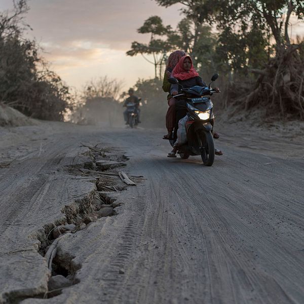 Skador på en väg på Lombok. Bilden är tagen efter den kraftiga jordbävningen tidigare i augusti.