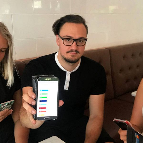 Sara, Jesper och Ebba sitter med mobilerna och gör SVT:s valkompass.
