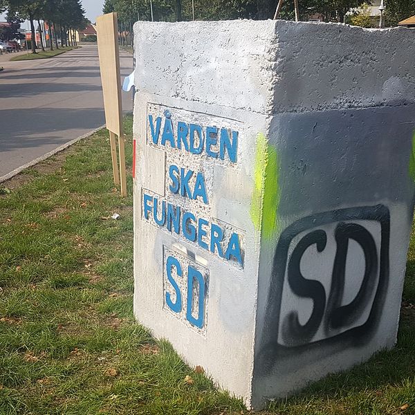 SD:s vandaliserade betong-affischer på Andersberg, Halmstad.