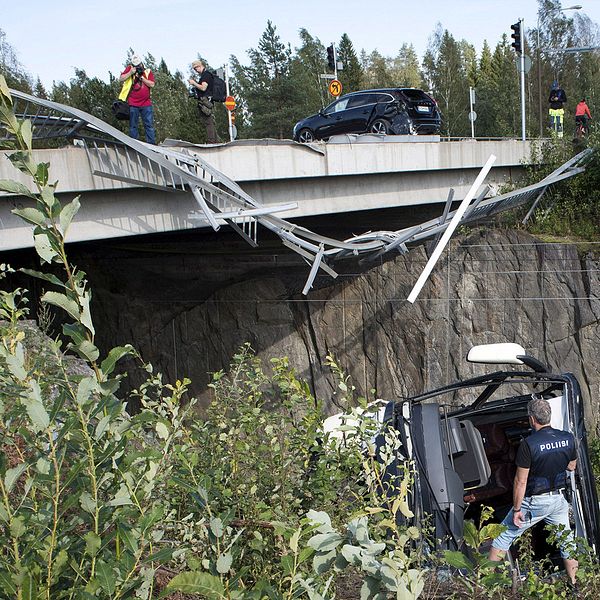 Fyra personer omkom på fredagen då en buss störtade tio meter från en vägbro ned på ett järnvägsspår söder om staden Kuopio i östra Finland.