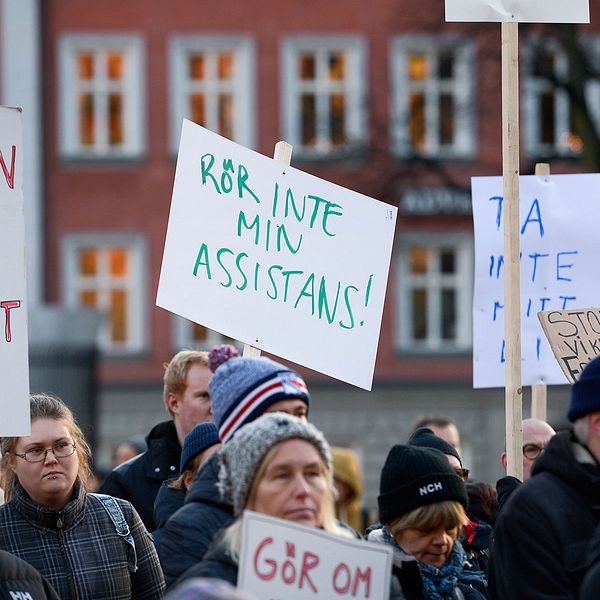 Personer som demonstrerar för rätten till personlig assistans.