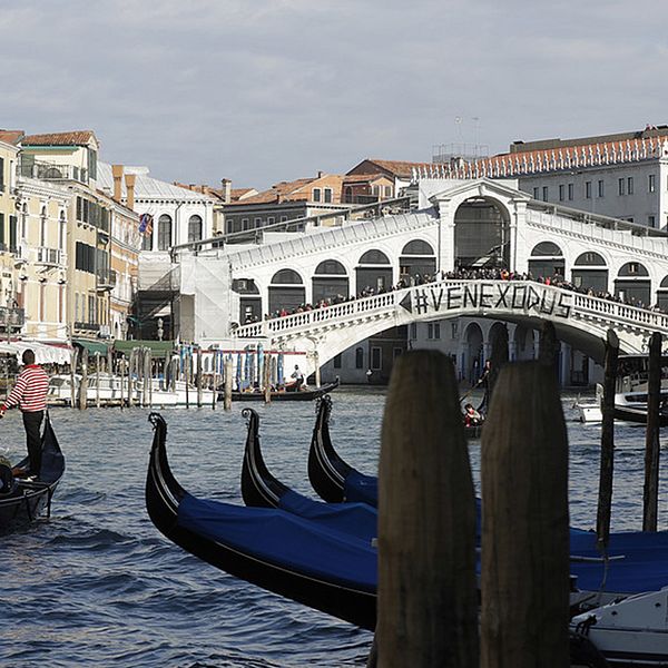 I Venedig har invånarna protesterat mot att allt fler lämnar staden på grund av de många turisterna.