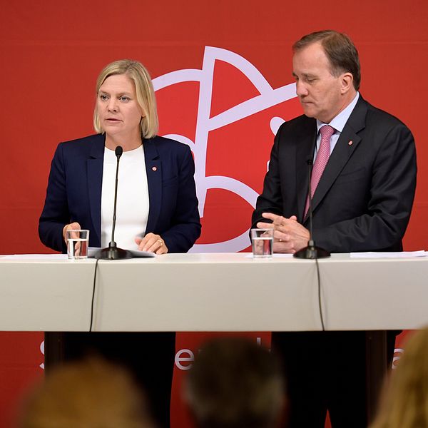 Statsminister Stefan Löfven och finansminister Magdalena Andersson vid ett talarpodium.