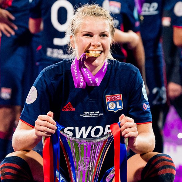 Lyons Ada Hegerberg med Champions League-bucklan i maj.