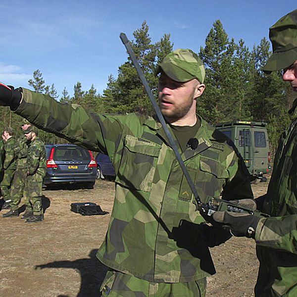 Soldater i Eksjö på övning. Besparingar gör att de ibland inte har ammunition.