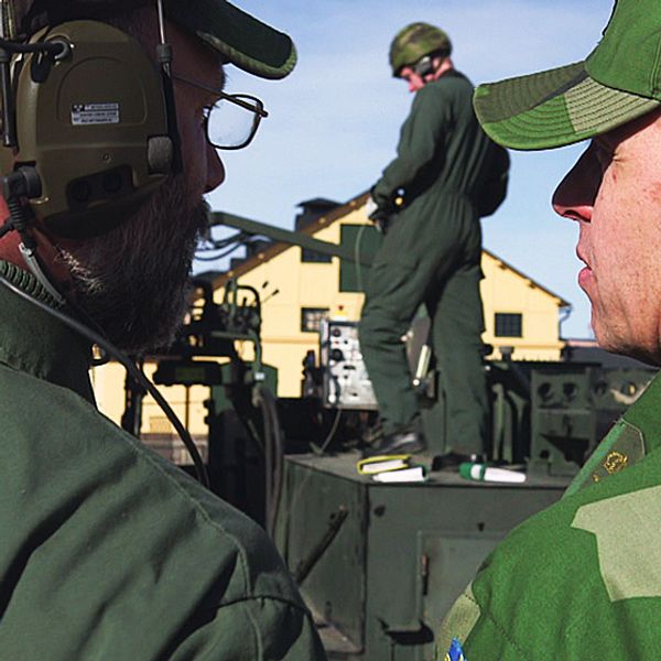 Militärer i Eksjö under en övning. Bristen på pengar gör att det ibland saknas ammunition, berättar de i Agendas reportage.